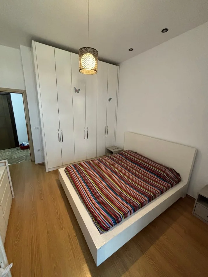 Tirane, jepet me qera apartament 1+1+Aneks+Ballkon Kati 9, 85 m² 400 € (Rruga Teodor Keko)
