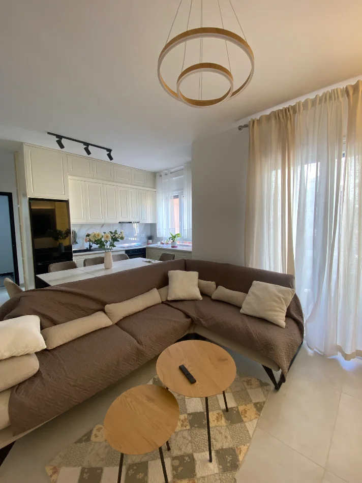 Tirane, jepet me qera apartament 2+1 Kati 6, 98 m² 1.000 € (Pazari i Ri)