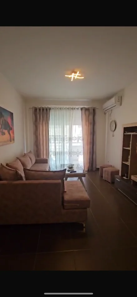 Tirane, jepet me qera apartament 2+1 Kati 3, 650 € (Rruga peti)