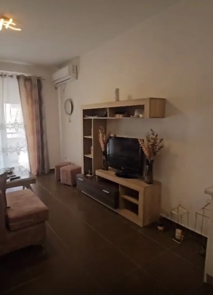 Tirane, jepet me qera apartament 2+1 Kati 3, 650 € (Rruga peti)