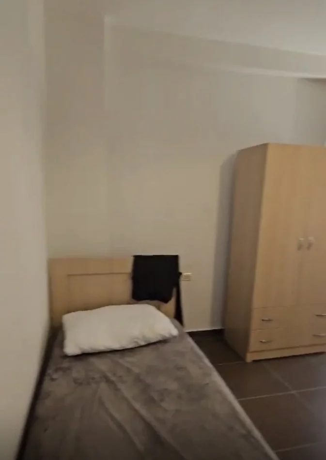 Tirane, jepet me qera apartament 2+1 Kati 3, 650 € (Rruga peti)