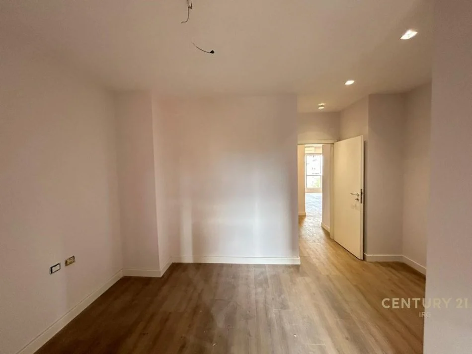 Tirane, shes apartament 2+1+Aneks+Ballkon Kati 4, 96 m² 260.000 € (Shkolla e Kuqe)