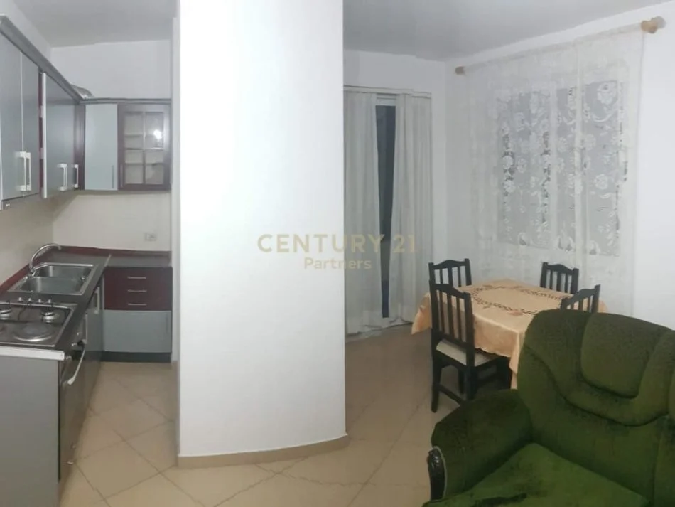 Tirane, jepet me qera apartament 1+1 Kati 6, 60 m² 400 € (Pallatet Cabej)
