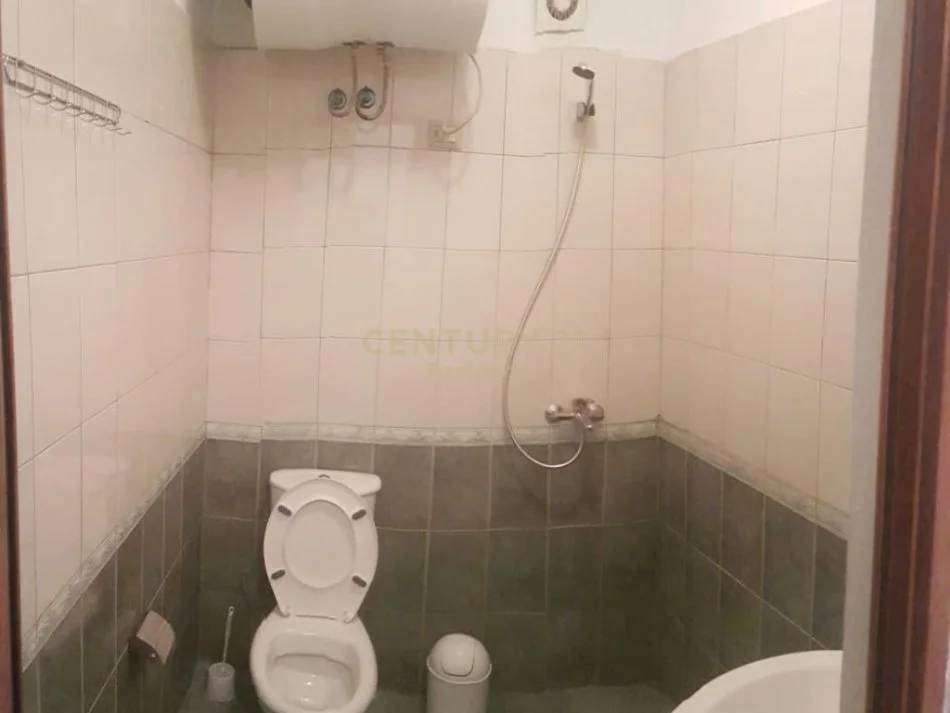 Tirane, jepet me qera apartament 1+1 Kati 6, 60 m² 400 € (Pallatet Cabej)