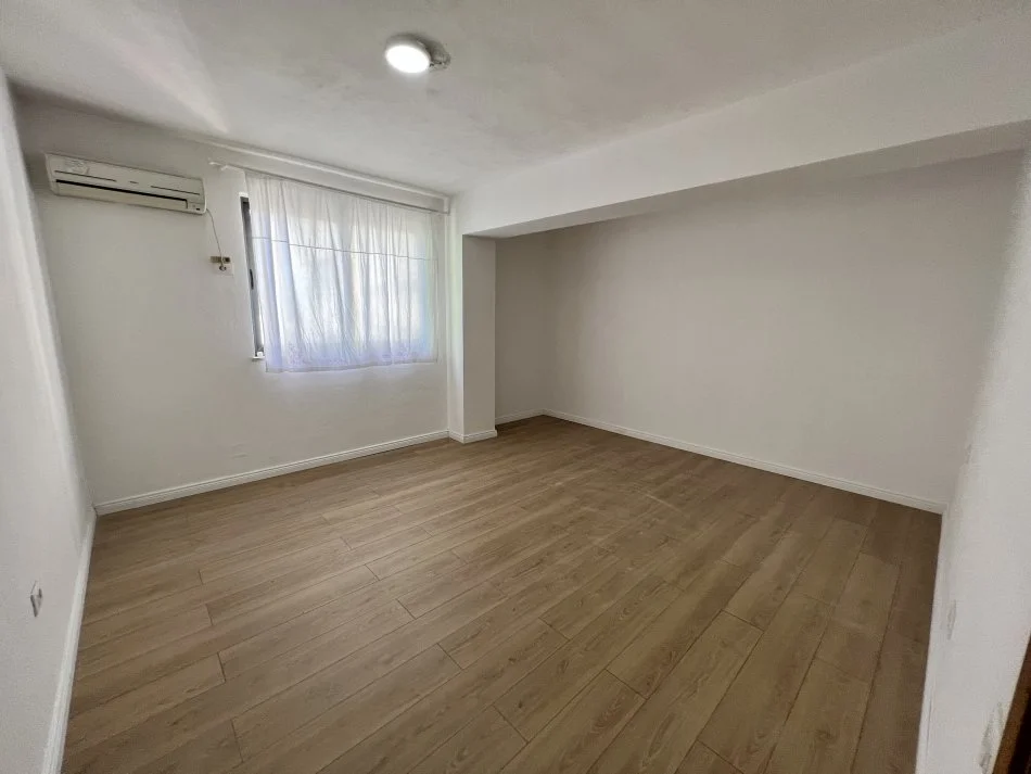 Tirane, jepet me qera apartament 2+1+Ballkon Kati 6, 120 m² 950 € (Brahim Rugova)
