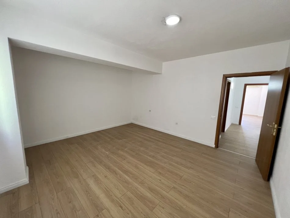Tirane, jepet me qera apartament 2+1+Ballkon Kati 6, 120 m² 950 € (Brahim Rugova)