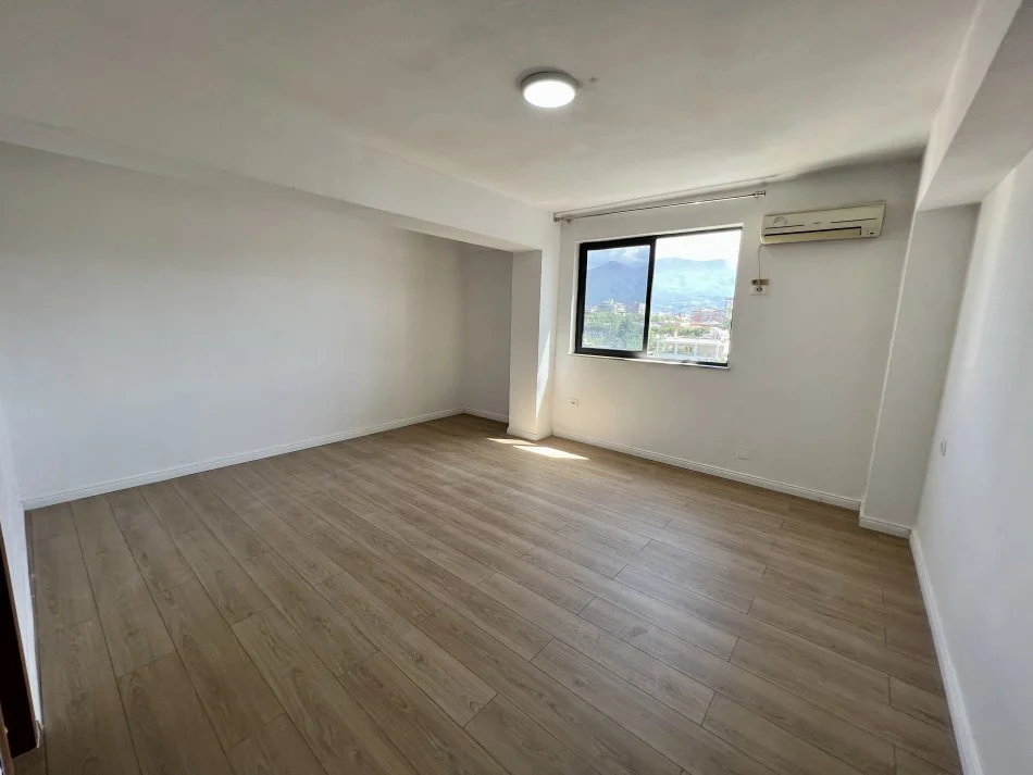 Tirane, jepet me qera apartament 2+1+Ballkon Kati 6, 120 m² 950 € (Brahim Rugova)