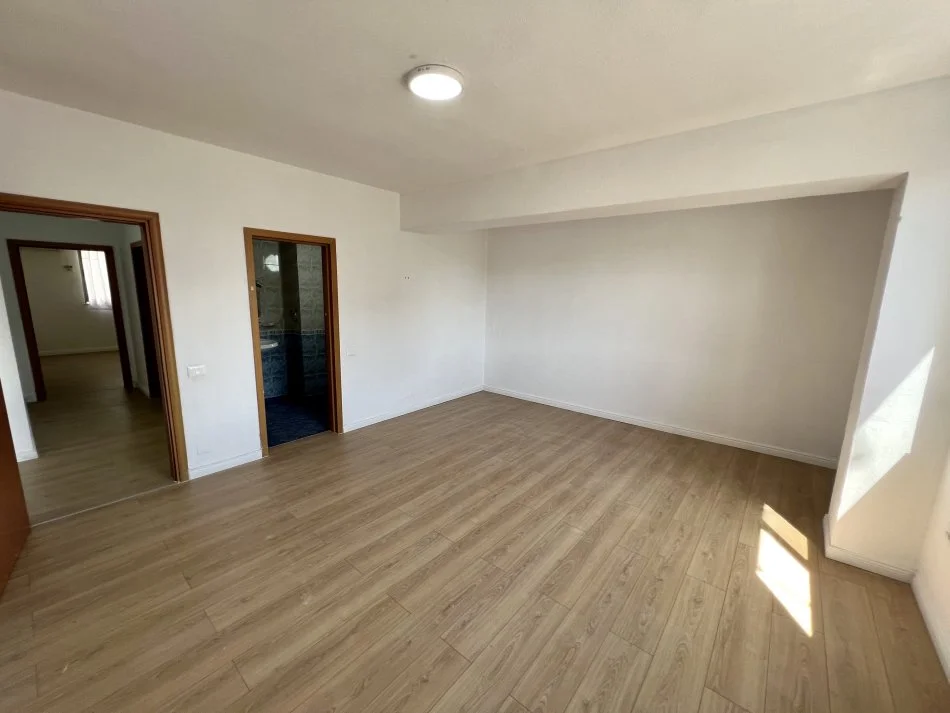 Tirane, jepet me qera apartament 2+1+Ballkon Kati 6, 120 m² 950 € (Brahim Rugova)