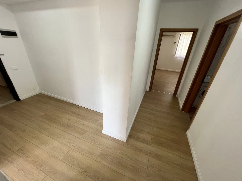 Tirane, jepet me qera apartament 2+1+Ballkon Kati 6, 120 m² 950 € (Brahim Rugova)
