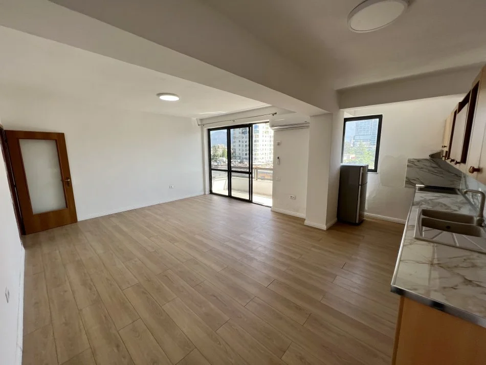 Tirane, jepet me qera apartament 2+1+Ballkon Kati 6, 120 m² 950 € (Brahim Rugova)