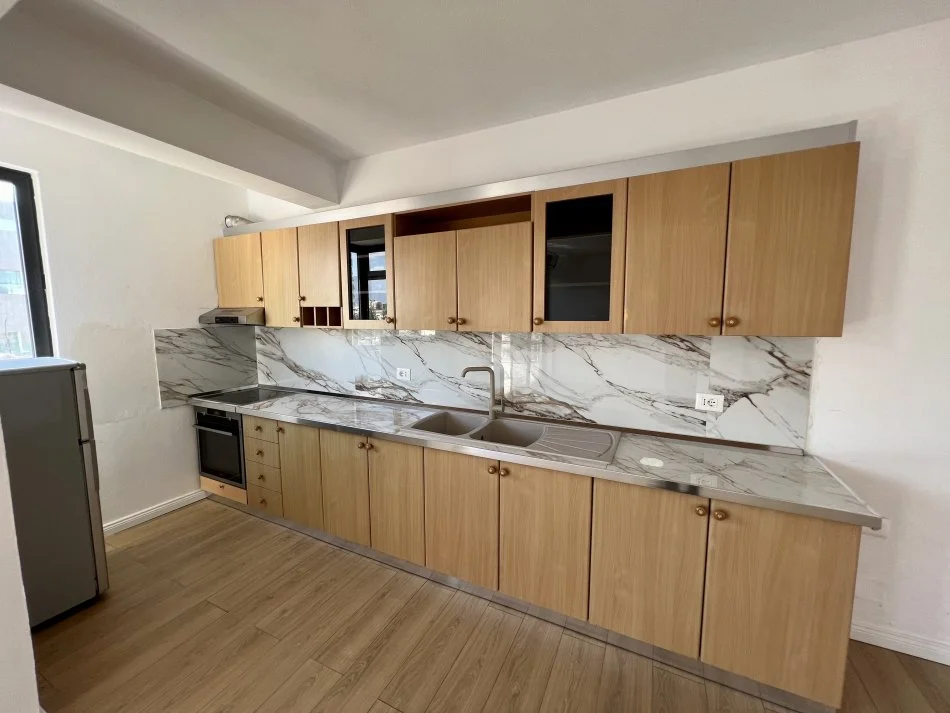 Tirane, jepet me qera apartament 2+1+Ballkon Kati 6, 120 m² 950 € (Brahim Rugova)