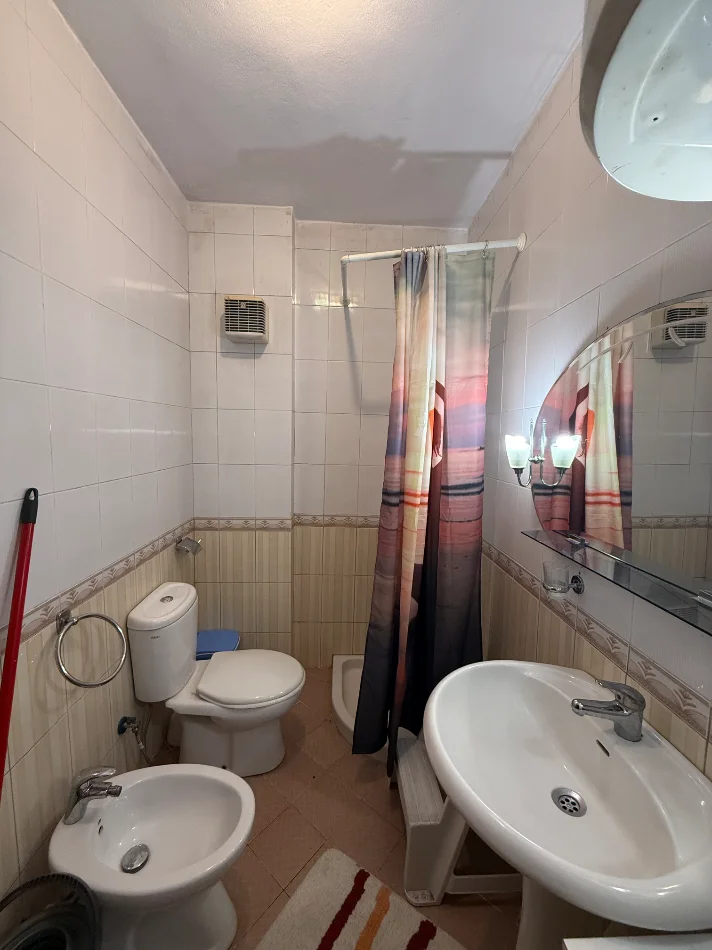 Tirane, jepet me qera apartament 2+1+Ballkon , 95 m² 60,000 ALL (Prane Fondacionit Eleonora, Kodra e Diellit 1)