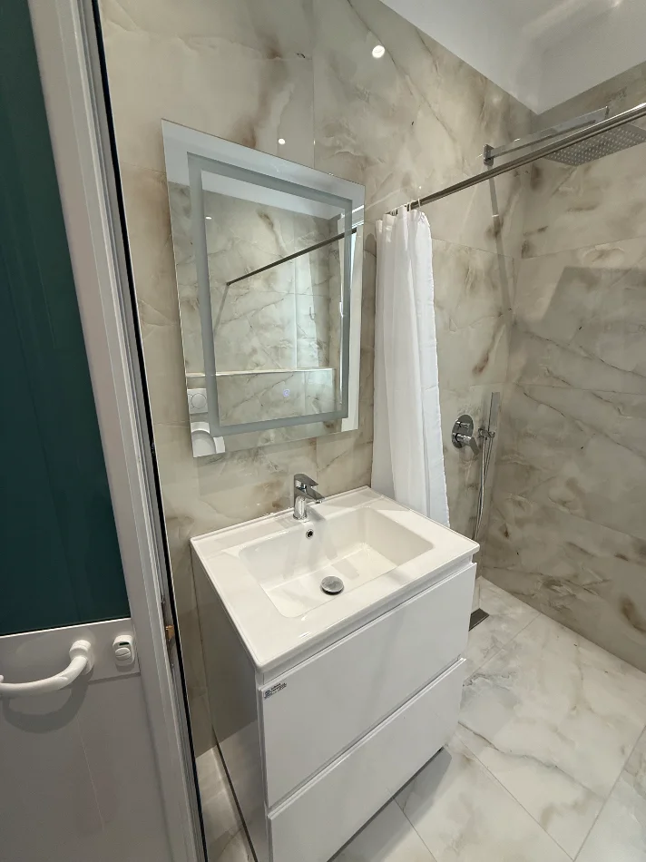 Tirane, jepet me qera 1+1 , 30.000 €