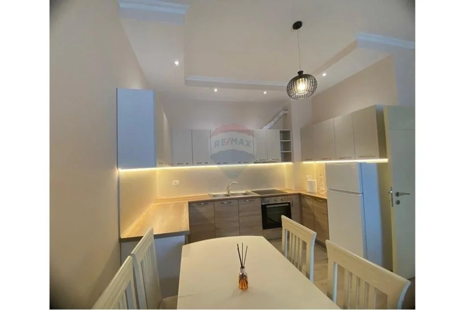 Tirane, jepet me qera apartament 2+1+Ballkon Kati 2, 96 m² 600 € (Rruga e Kavajes)