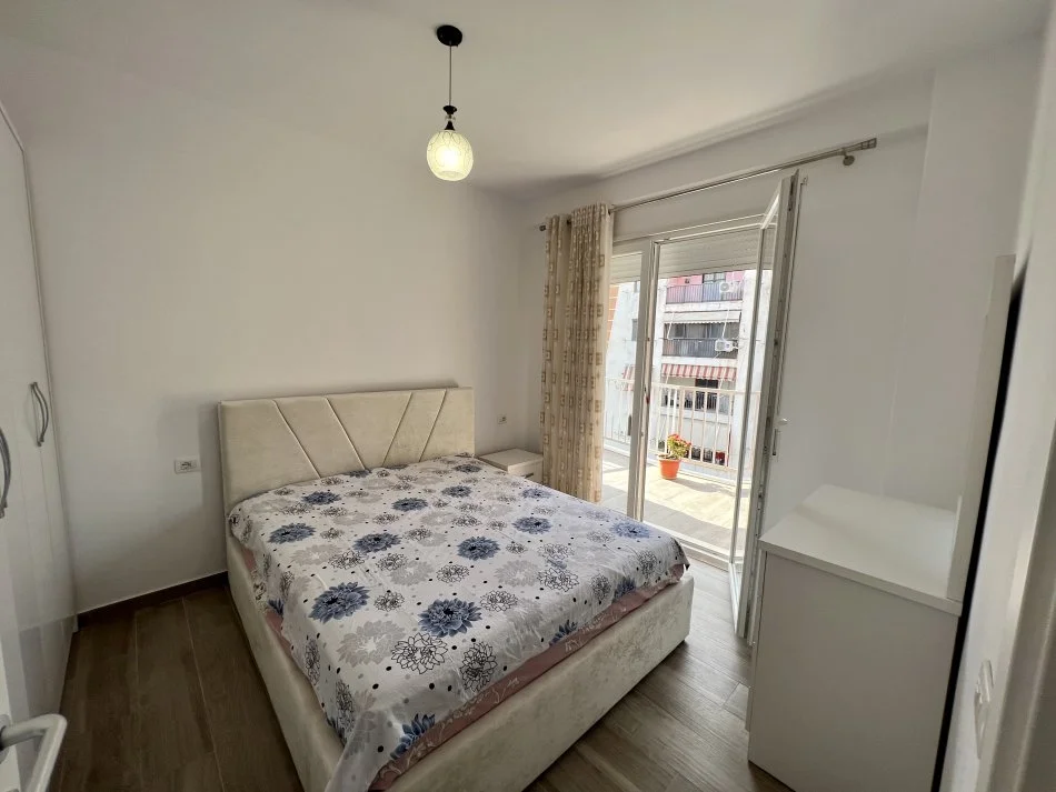 Tirane, jepet me qera apartament 1+1+Ballkon Kati 5, 63 m² 450 € (5-Maji)