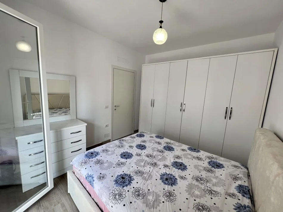 Tirane, jepet me qera apartament 1+1+Ballkon Kati 5, 63 m² 450 € (5-Maji)