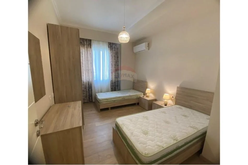 Tirane, jepet me qera apartament 2+1+Ballkon Kati 2, 96 m² 600 € (Rruga e Kavajes)