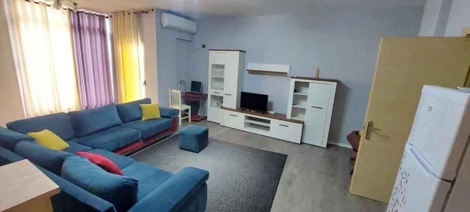 Tirane, jepet me qera apartament 2+1+Ballkon Kati 7, 125 m² 550 € (Liqeni i that)