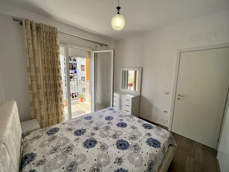 Tirane, jepet me qera apartament 1+1+Ballkon Kati 5, 63 m² 450 € (5-Maji)