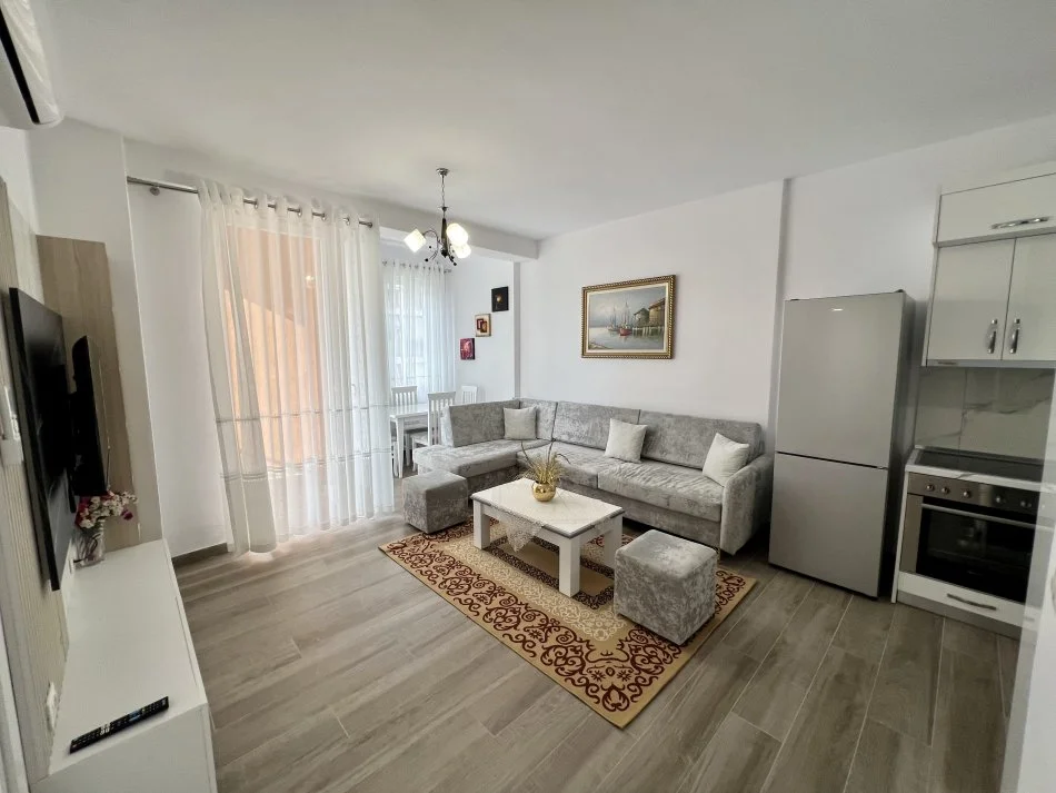 Tirane, jepet me qera apartament 1+1+Ballkon Kati 5, 63 m² 450 € (5-Maji)