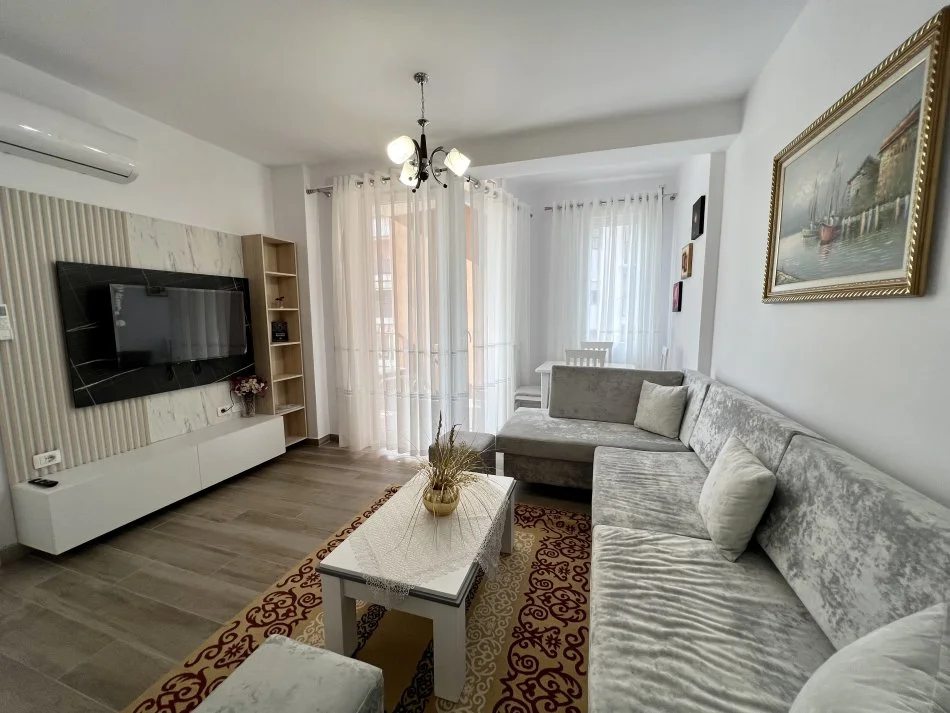 Tirane, jepet me qera apartament 1+1+Ballkon Kati 5, 63 m² 450 € (5-Maji)