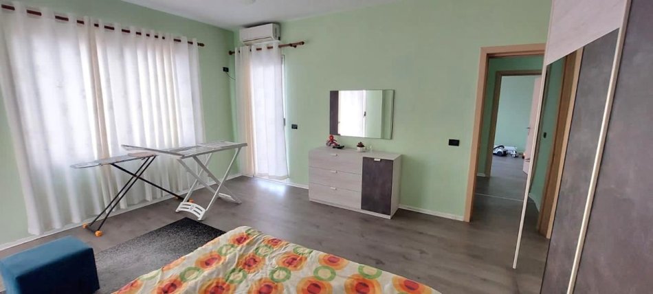 Tirane, jepet me qera apartament 2+1+Ballkon Kati 7, 125 m² 550 € (Liqeni i that)