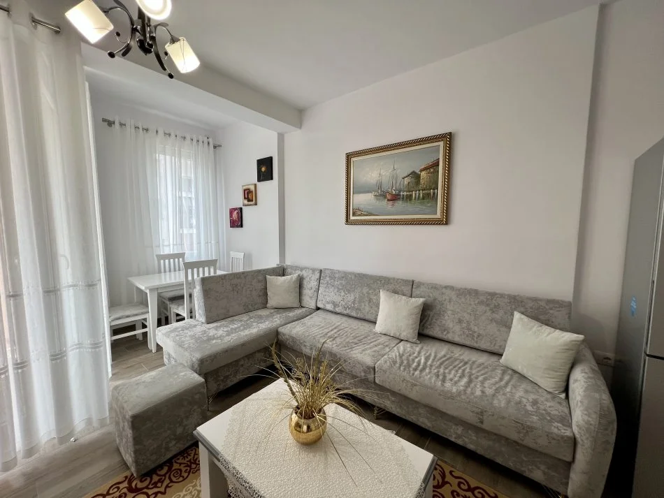 Tirane, jepet me qera apartament 1+1+Ballkon Kati 5, 63 m² 450 € (5-Maji)