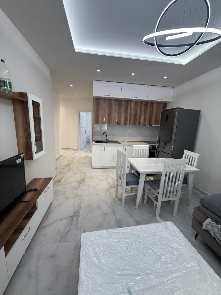 Tirane, jepet me qera 1+1 , 30.000 €