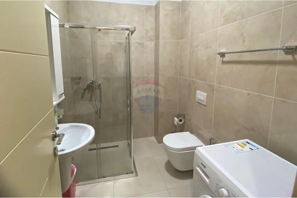 Tirane, jepet me qera apartament 2+1+Ballkon Kati 2, 96 m² 600 € (Rruga e Kavajes)