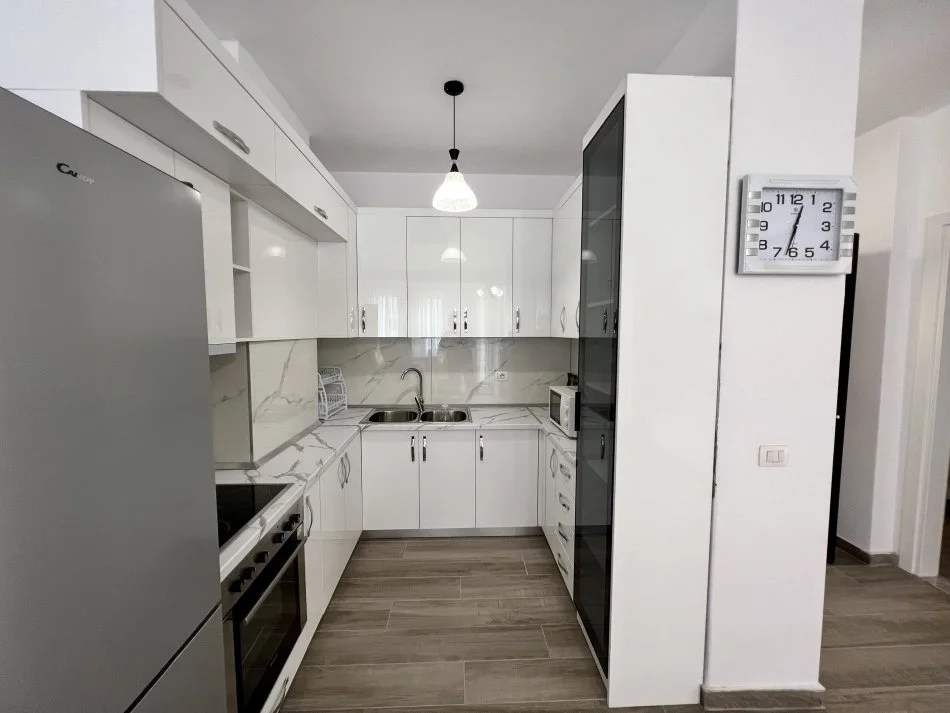 Tirane, jepet me qera apartament 1+1+Ballkon Kati 5, 63 m² 450 € (5-Maji)
