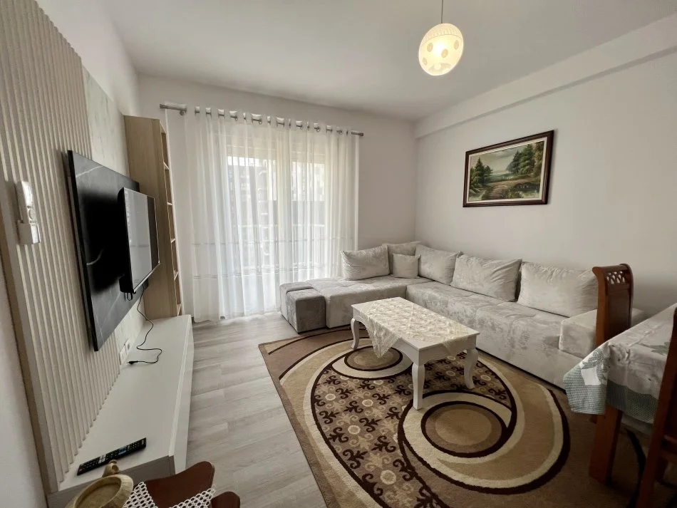 Tirane, jepet me qera apartament 1+1+Ballkon Kati 5, 58 m² 450 € (5-Maji)