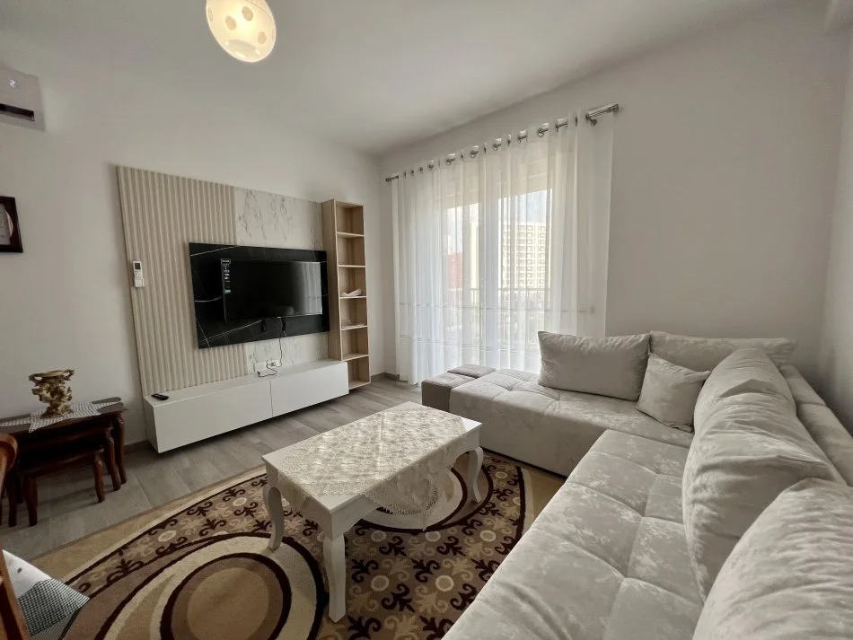 Tirane, jepet me qera apartament 1+1+Ballkon Kati 5, 58 m² 450 € (5-Maji)