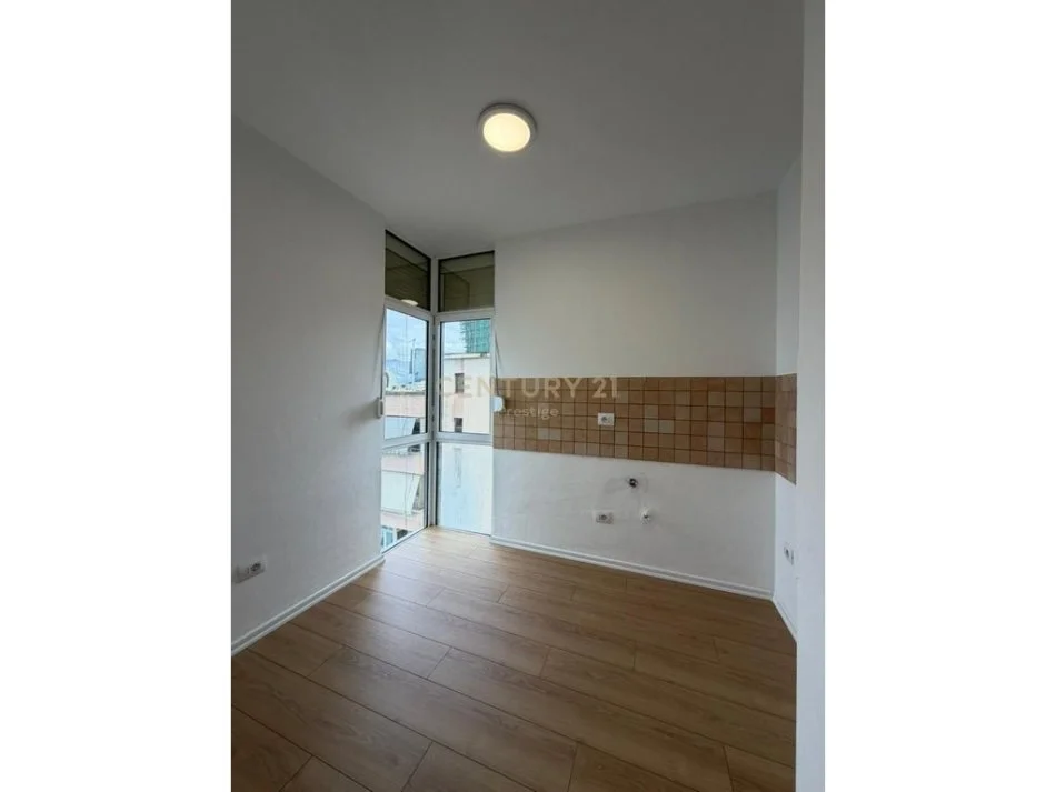Tirane, jepet me qera zyre Kati 9, 120 m² 1.400 € 