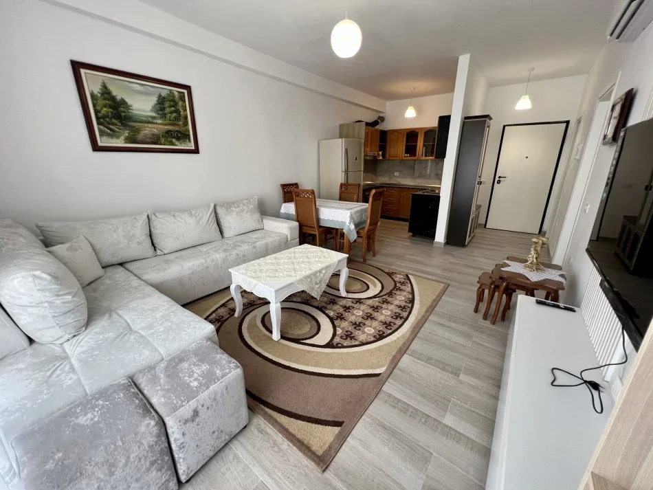Tirane, jepet me qera apartament 1+1+Ballkon Kati 5, 58 m² 450 € (5-Maji)