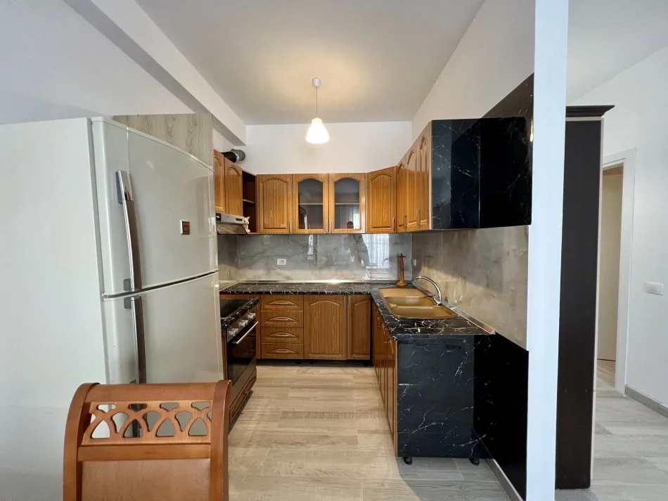 Tirane, jepet me qera apartament 1+1+Ballkon Kati 5, 58 m² 450 € (5-Maji)