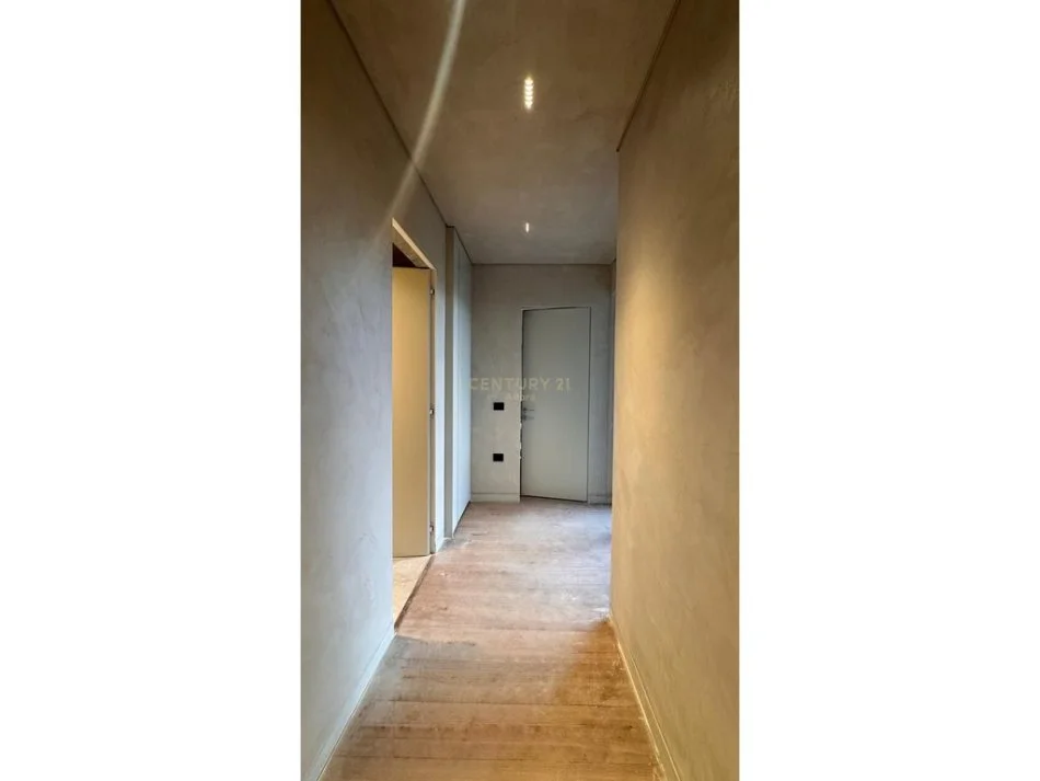 Tirane, jepet me qera apartament 1+1+Ballkon Kati 11, 170 m² 2.000 € 