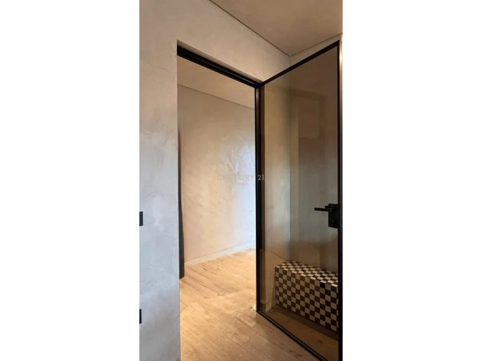 Tirane, jepet me qera apartament 1+1+Ballkon Kati 11, 170 m² 2.000 € 