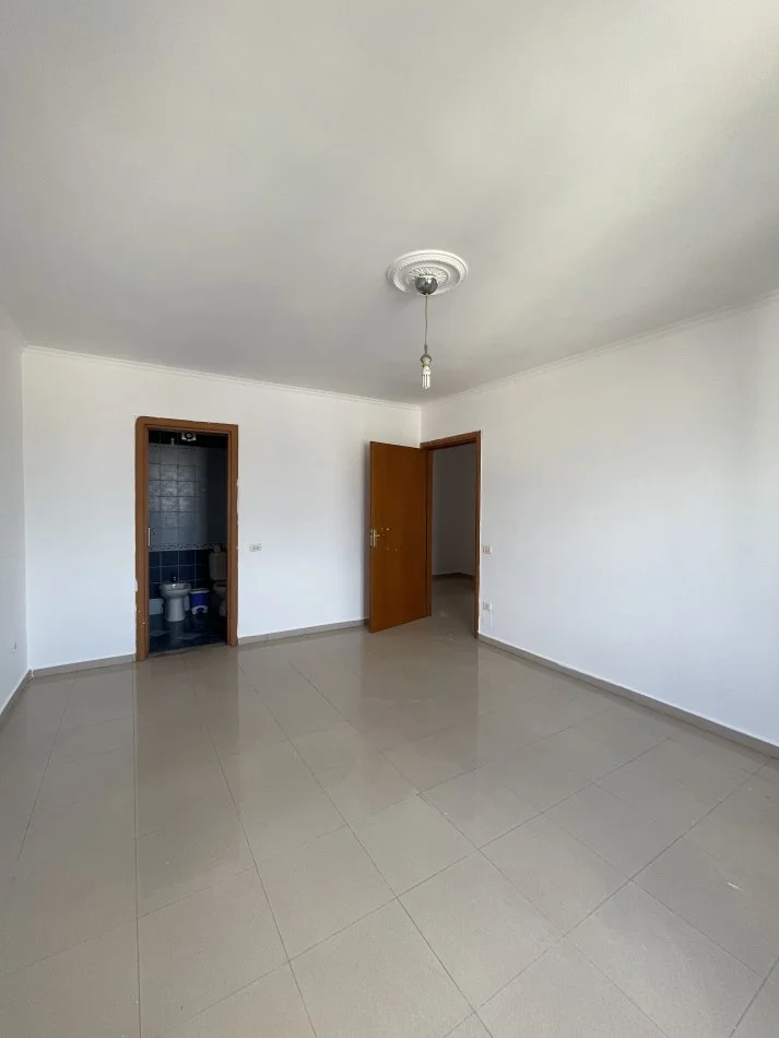 Tirane, jepet me qera apartament 2+1+Ballkon Kati 8, 110 m² 600 € (Rruga e kosovareve)