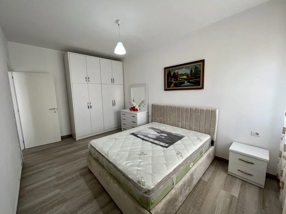 Tirane, jepet me qera apartament 1+1+Ballkon Kati 5, 58 m² 450 € (5-Maji)