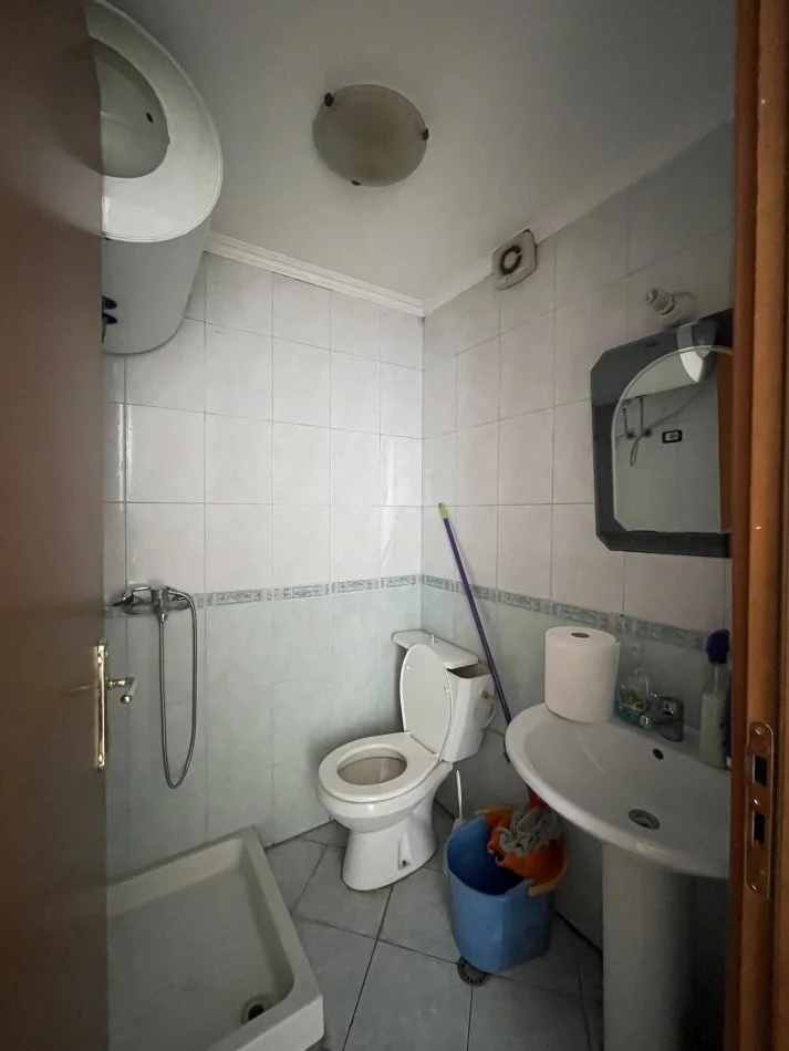 Tirane, jepet me qera apartament 2+1+Ballkon Kati 8, 110 m² 600 € (Rruga e kosovareve)