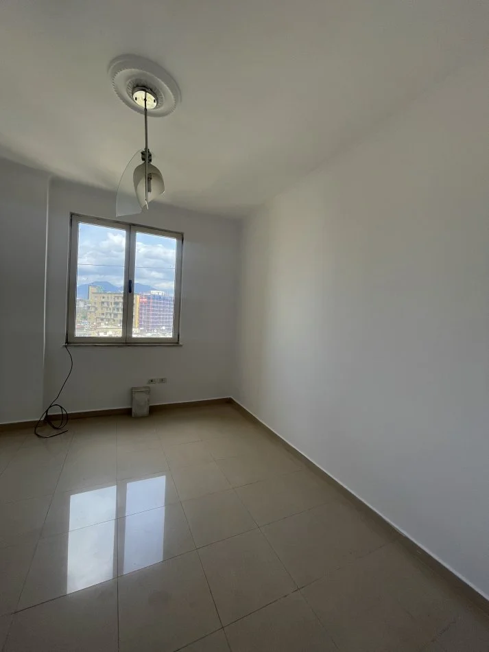 Tirane, jepet me qera apartament 2+1+Ballkon Kati 8, 110 m² 600 € (Rruga e kosovareve)