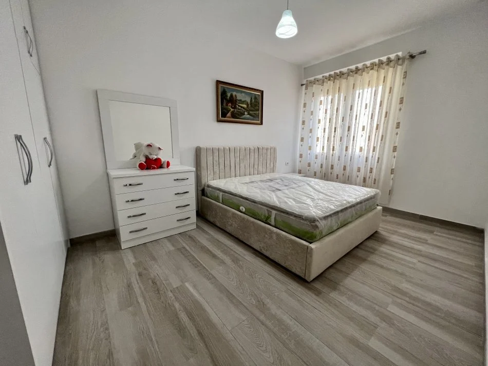 Tirane, jepet me qera apartament 1+1+Ballkon Kati 5, 58 m² 450 € (5-Maji)