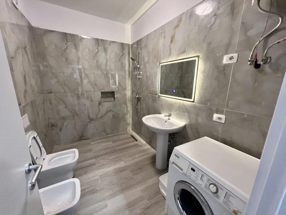 Tirane, jepet me qera apartament 1+1+Ballkon Kati 5, 58 m² 450 € (5-Maji)