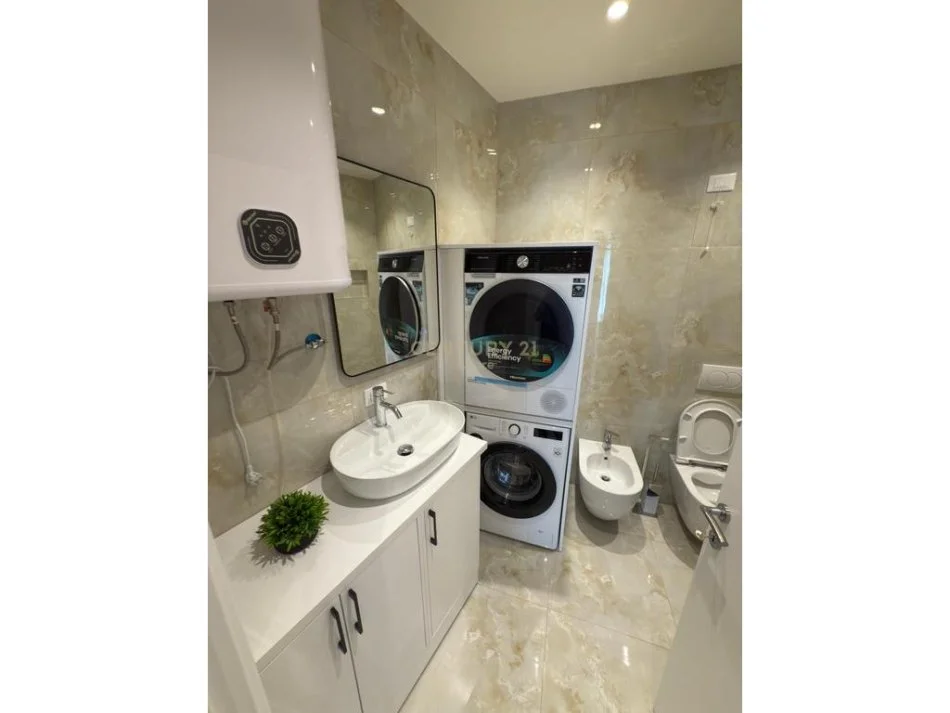 Tirane, jepet me qera apartament 2+1 Kati 9, 154 m² 850 € 