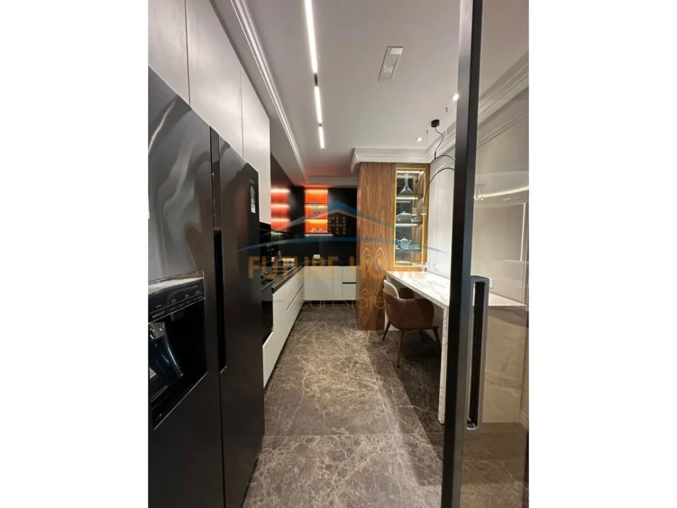 Tirane, jepet me qera apartament 2+1+Ballkon Kati 4, 107 m² 1.500 € (Kopshti Zoologjik)