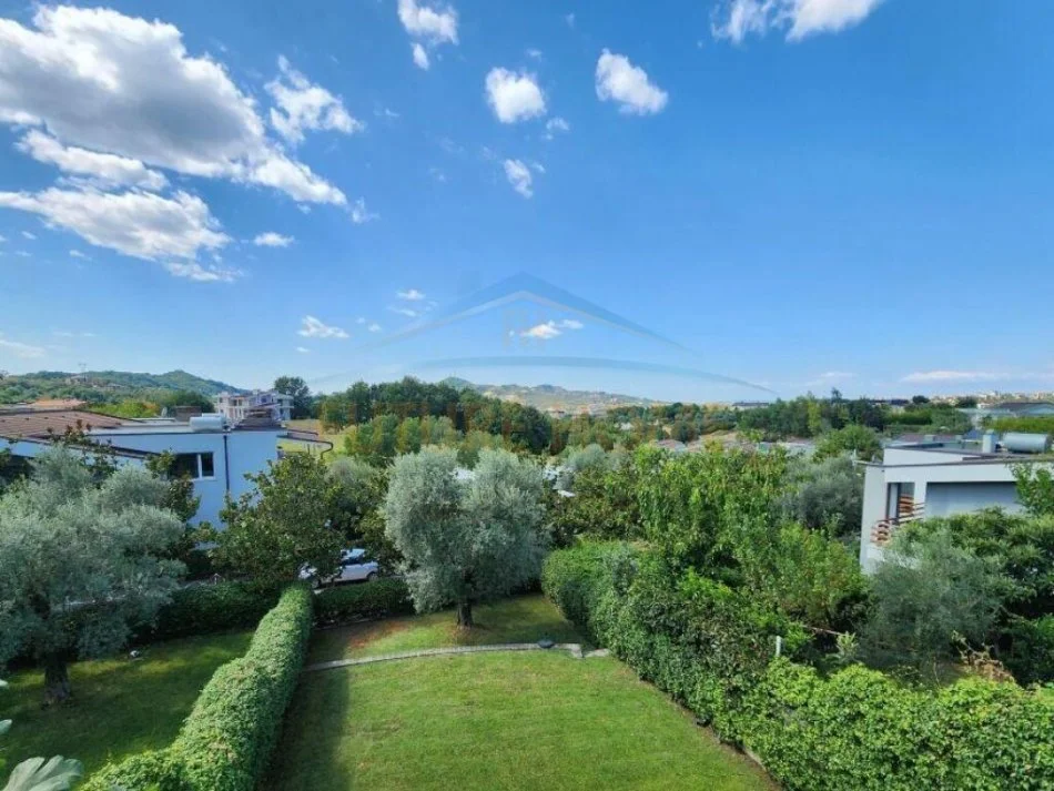 Tirane, shitet Vile 3+1+Ballkon Kati 1, 196 m² 650.000 € (Long Hill)