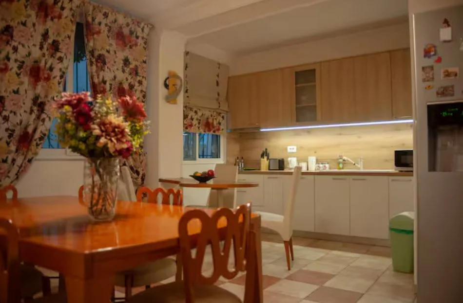 Tirane, jepet me qera apartament 4+1+Ballkon Kati 1, 120 m² 800 € (Rruga e Kosovareve)