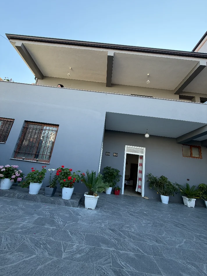 Tirane, jap me qera shtepi 1+1+Ballkon Kati 1, 300 € (Rruga kole xhumari)