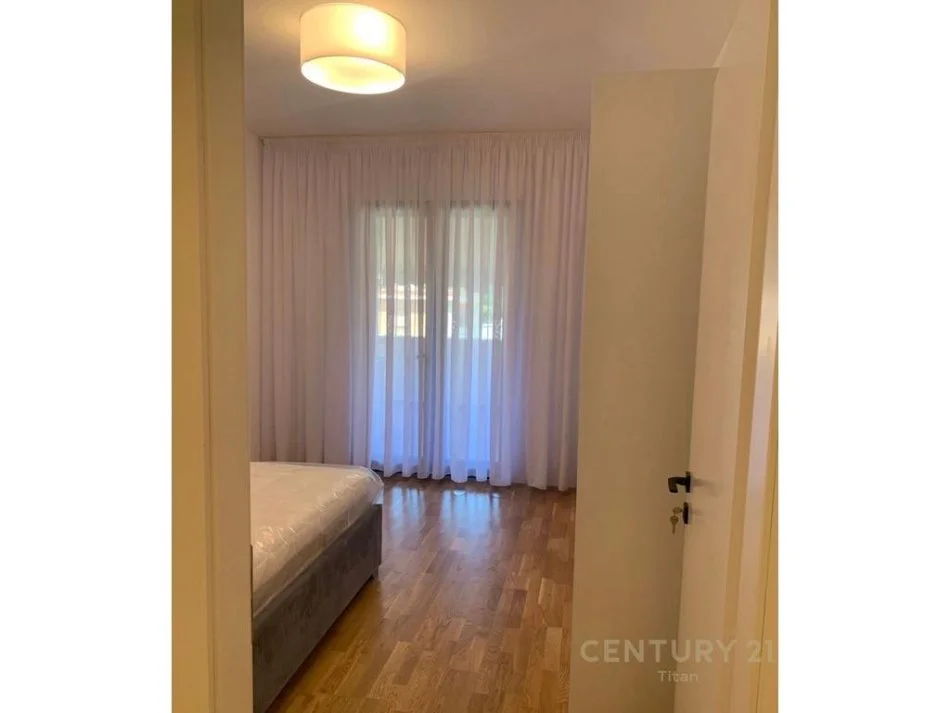 Tirane, jepet me qera apartament 3+1 Kati 3, 170 m² 2.000 € 