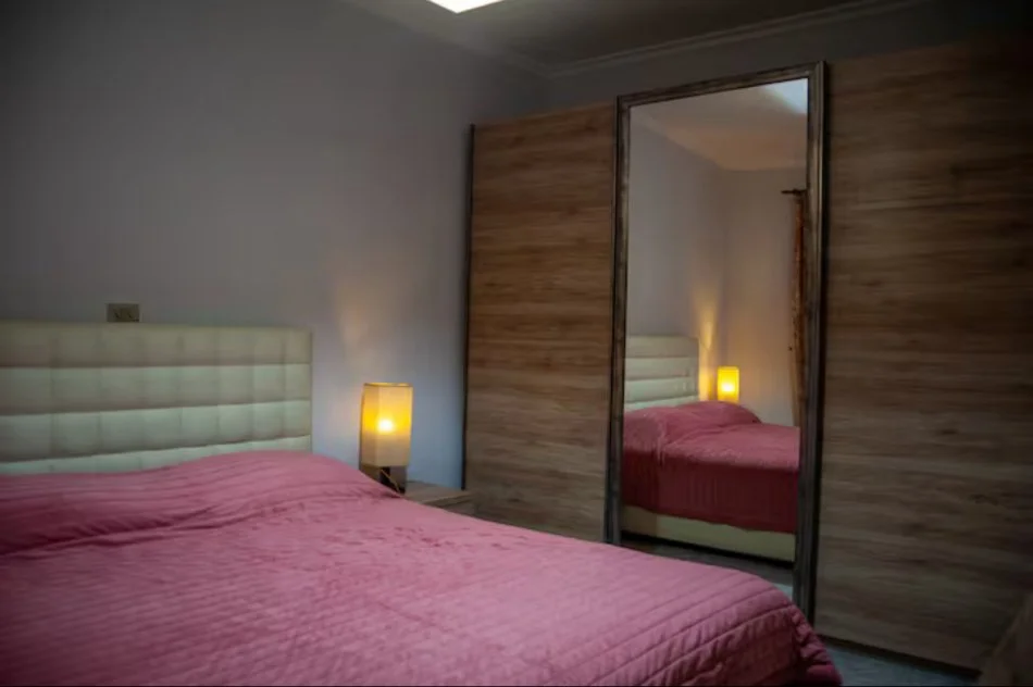 Tirane, jepet me qera apartament 4+1+Ballkon Kati 1, 120 m² 800 € (Rruga e Kosovareve)